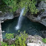 Bujtina Shpjia E Gjyshit Hotel Nderlysaj