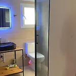 Bujtina Shpjia E Gjyshit Hotel *