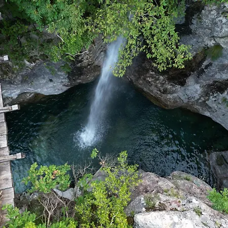 Bujtina Shpjia E Gjyshit 酒店 Nderlysaj