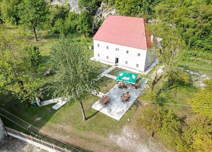 Отель Bujtina Shpjia E Gjyshit Nderlysaj