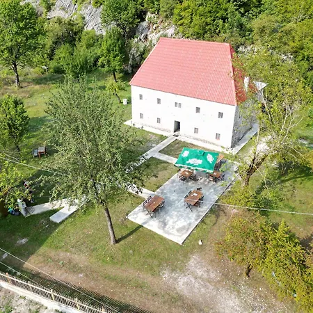 ホテル Bujtina Shpjia E Gjyshit Nderlysaj