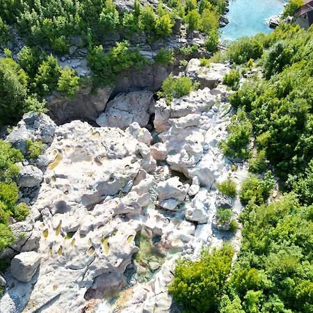 Bujtina Shpjia E Gjyshit ホテル