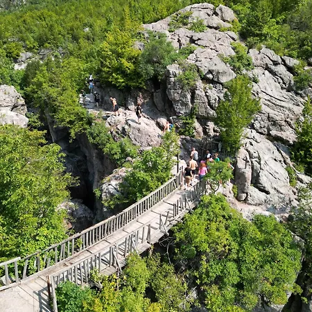 Bujtina Shpjia E Gjyshit Hotel *