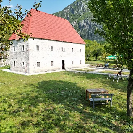 Bujtina Shpjia E Gjyshit Szálloda Nderlysaj