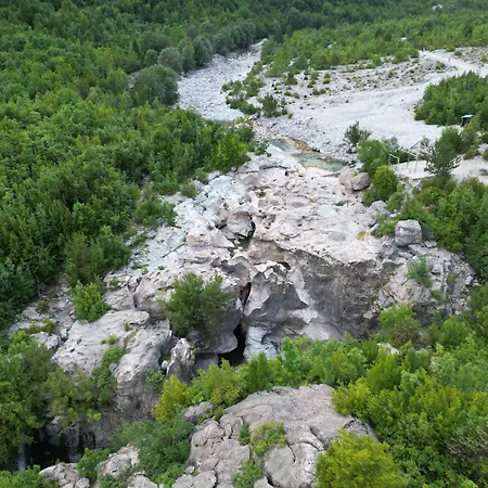 Bujtina Shpjia E Gjyshit ホテル *