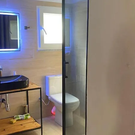 Bujtina Shpjia E Gjyshit ホテル *