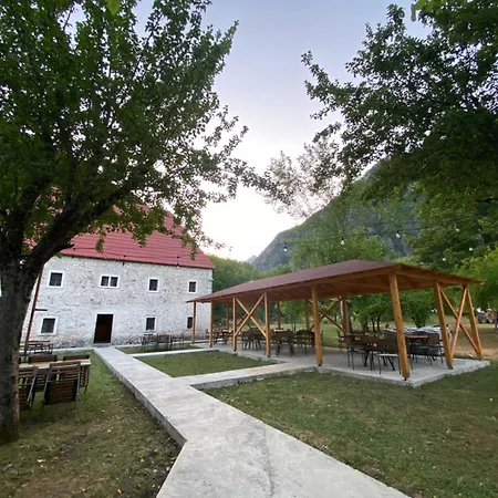 Bujtina Shpjia E Gjyshit ホテル *