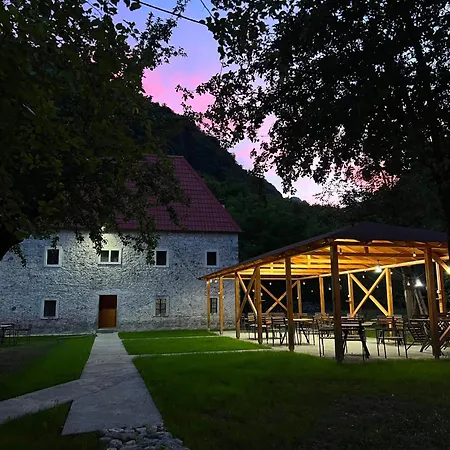 Bujtina Shpjia E Gjyshit *