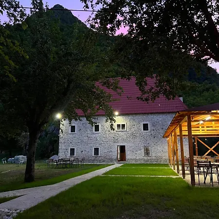 Bujtina Shpjia E Gjyshit Hotel
