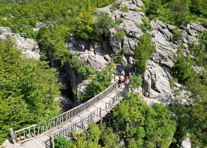Bujtina Shpjia E Gjyshit Hotel *