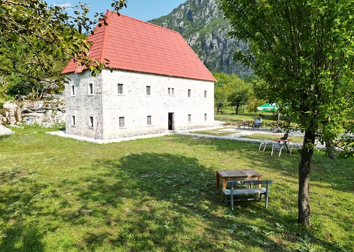 Bujtina Shpjia E Gjyshit Hotel Nderlysaj